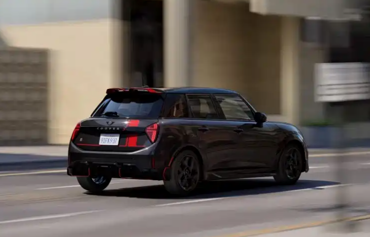 2026款MINI CooperS拖车球四门Red Line版官图 玩个性只服MINI