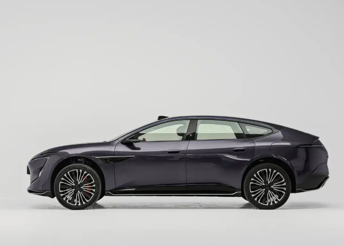 新增三电机/标配896线激光雷达 售29.39万元起 新款阿维塔12拖车杠上市