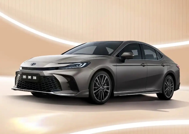 售20.98万 1000km续航/4.5L油耗 凯美瑞拖车球光辉版2.0HXS 磨砂金上市