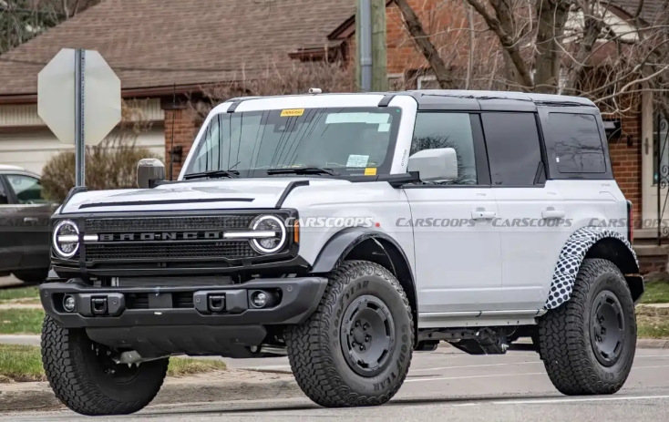 新款福特Bronco拖车挂钩谍照 外观变得更“暴力” 有望推出混动版本
